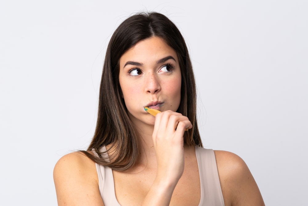 Une femme fait le brossage des dents