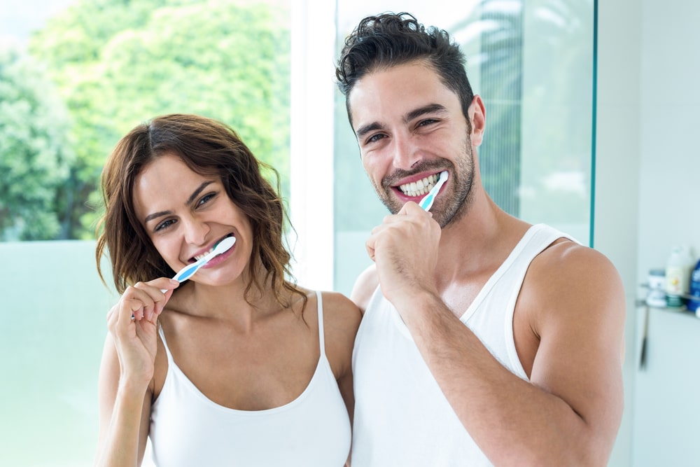 Un couple en plein brossage des dents
